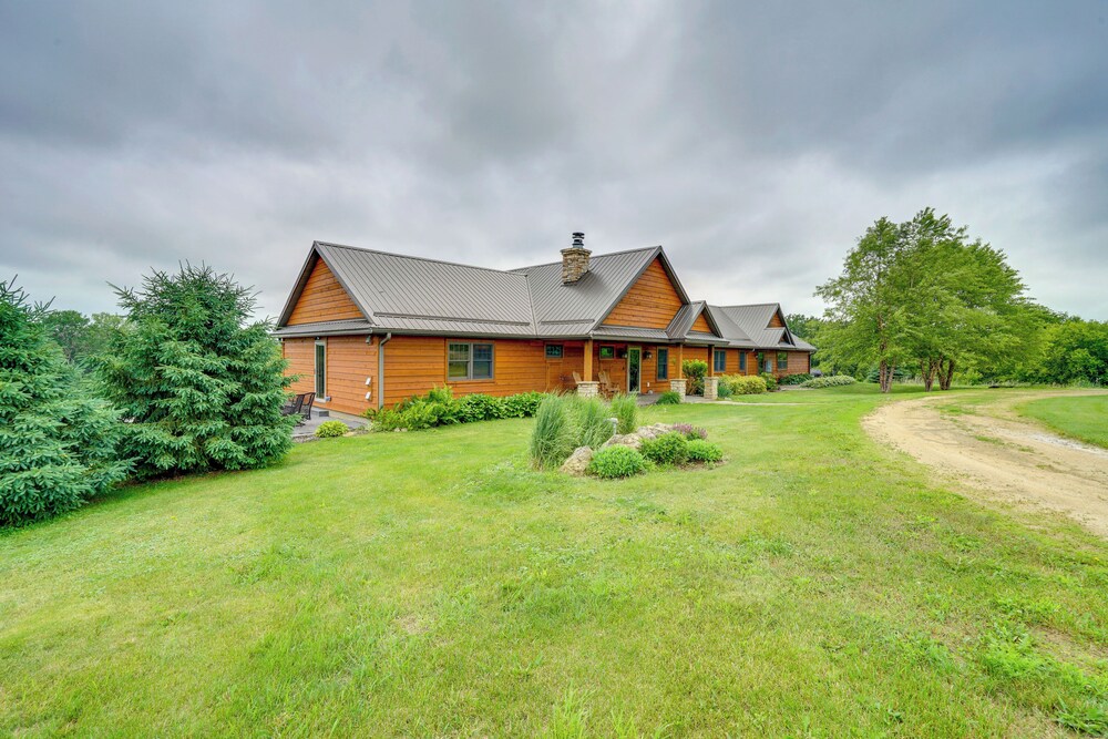 Hot Tub & Trail Access: Spacious Stockholm Retreat