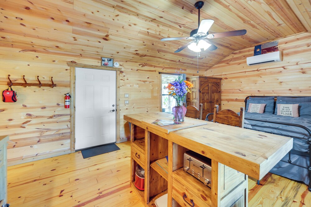 11 Mi to LBJ State Park - Couples Cabin Retreat!