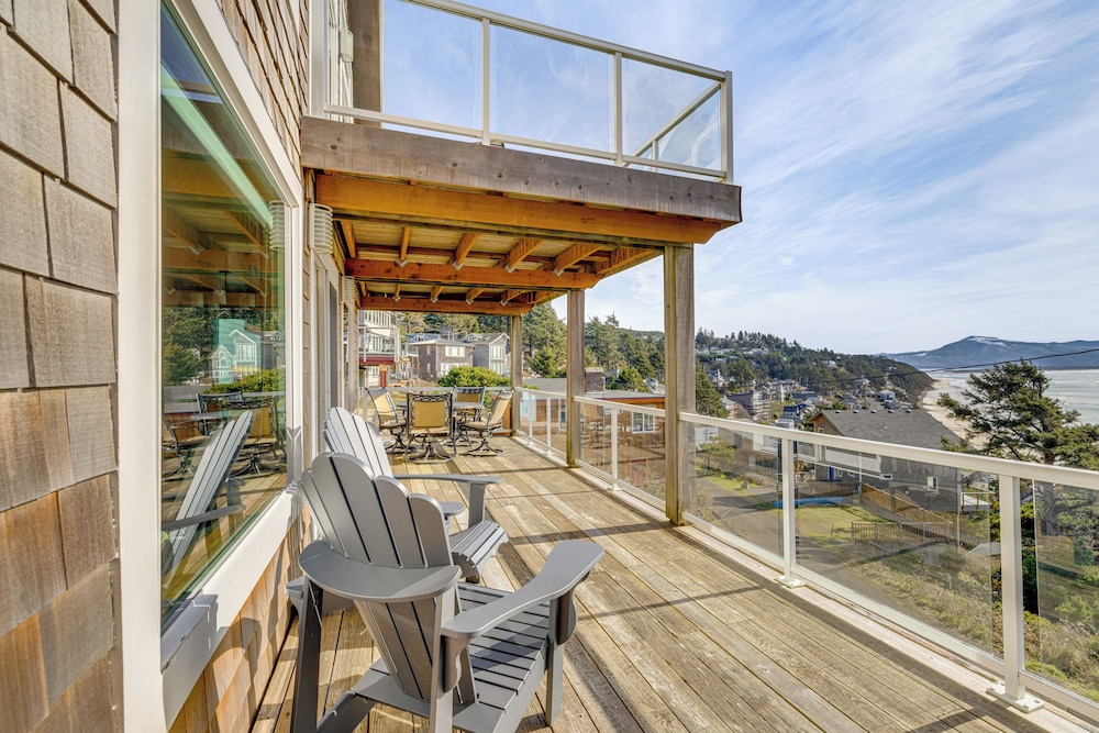Oceanside Escape w/ Stunning Views: Walk to Beach!
