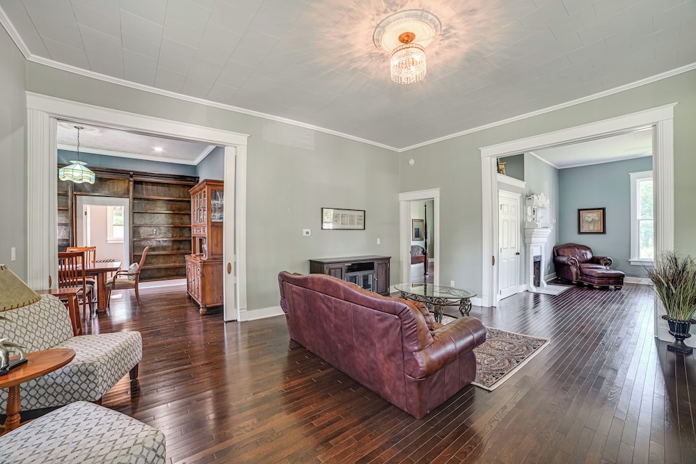 9 Mi to Kentucky Lake: Spacious Victorian Home!