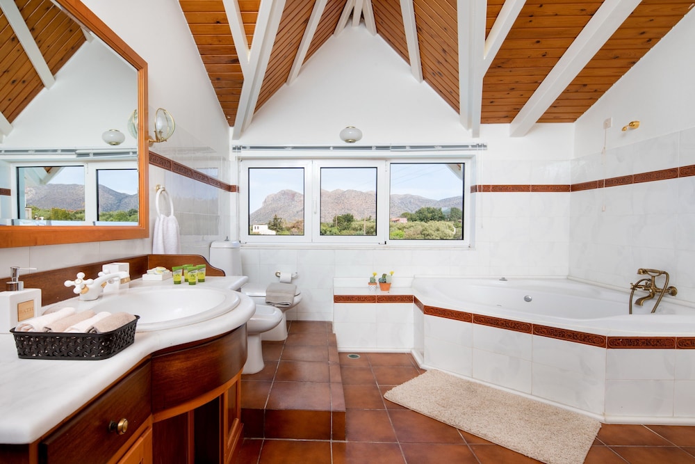 Villa Elihrisos-private Heated Pool Near the sea