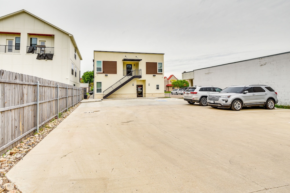 Steps to TCU Campus: Modern Fort Worth Apt view 5