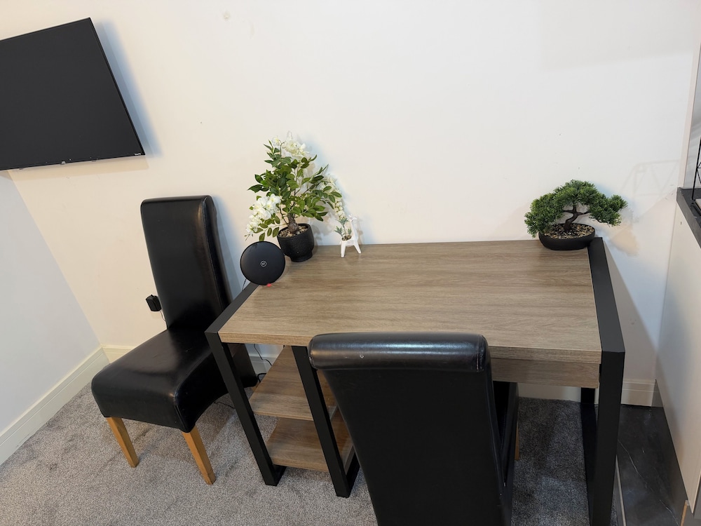 2 Bedroom Luxury Apartment With Balcony