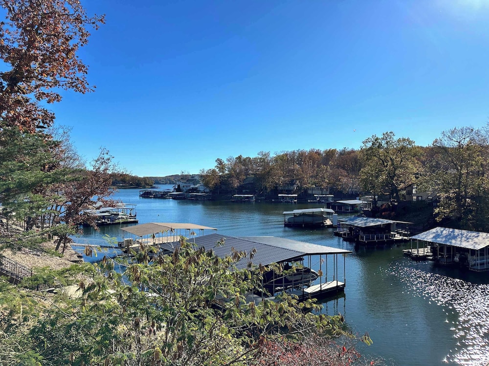 Lake It Easy - Waterfront Getaway With 7 Bedrooms!