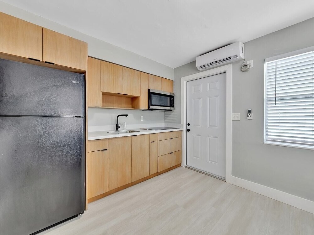 Beachside 1BR Apt Walk to Hollywood & Dania Beach