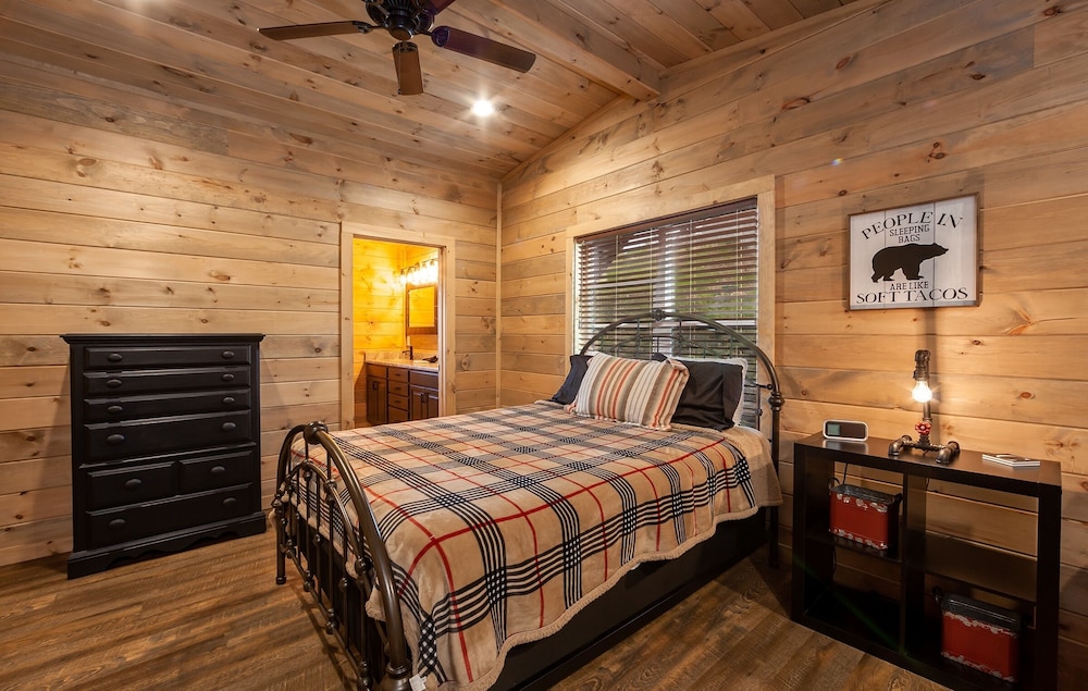 Creekside Manor Too 2 Bedroom Cabin by RedAwning view 5