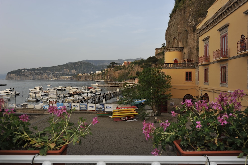 Surriento Suites