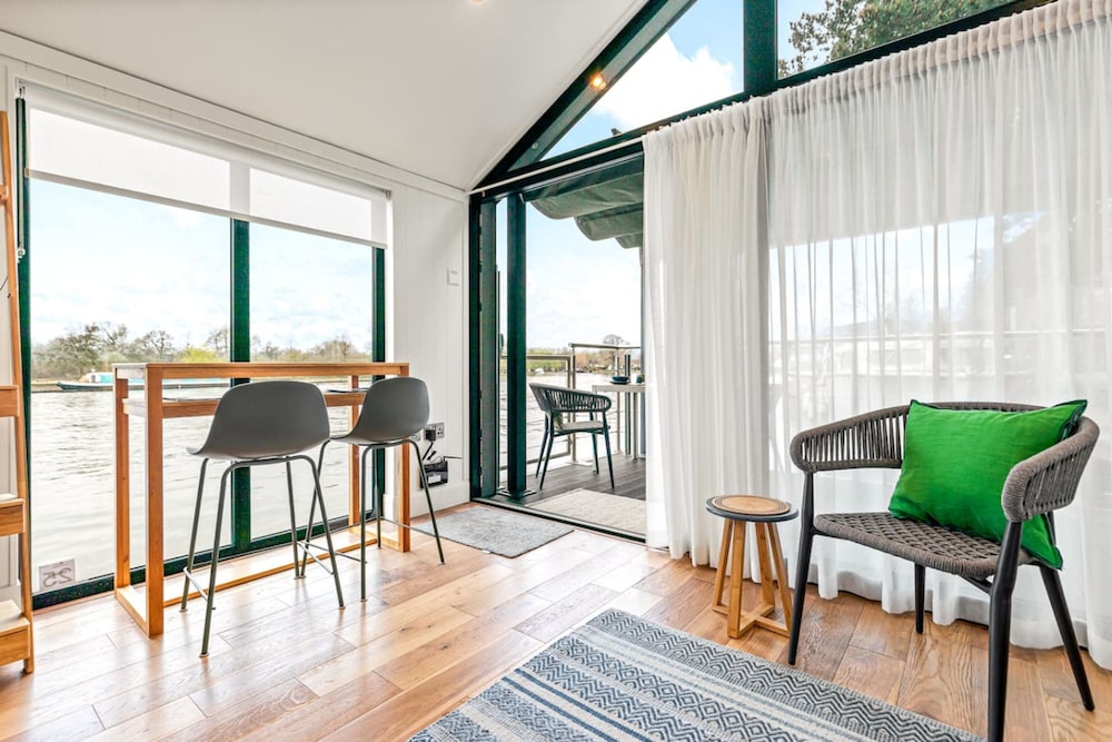 Ondine Houseboat on the Thames - From 160 Per Night