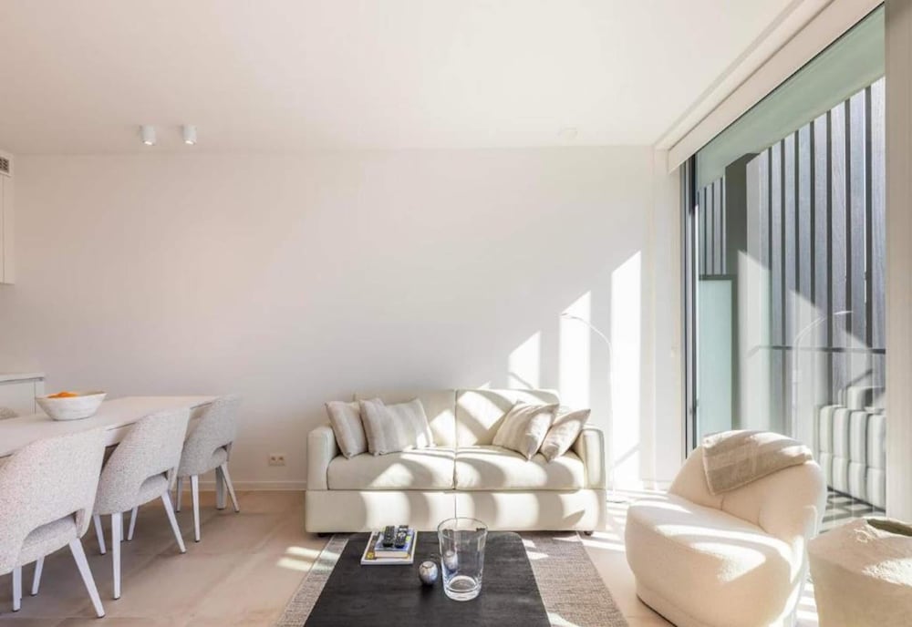 Sunny Coastal Retreat With Comfort