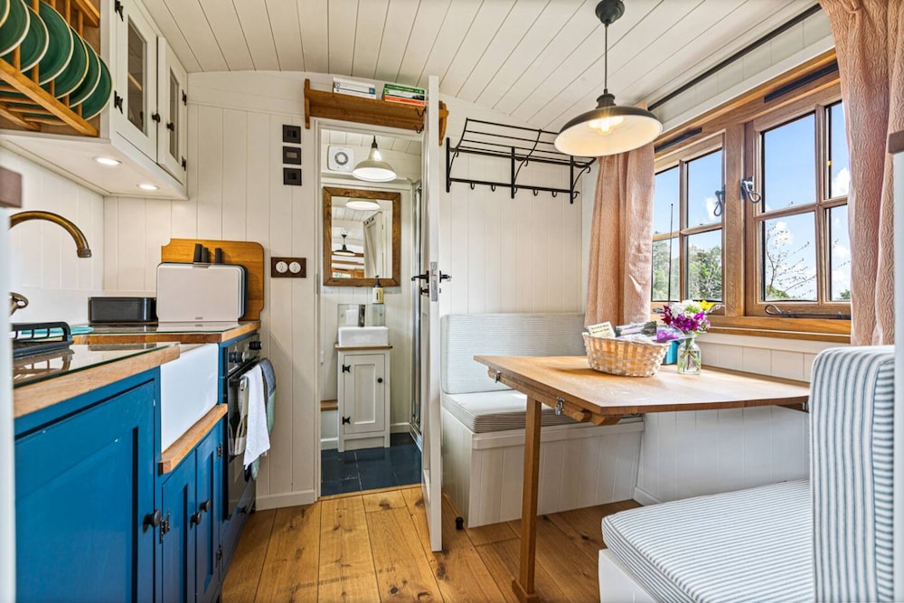 Quercus Redwood - Sleeps 4 - From 375 Per Night