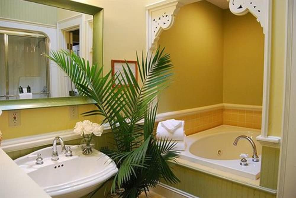 Columbus Vacations - Rothschild-Pound House Inn - Property Image 4