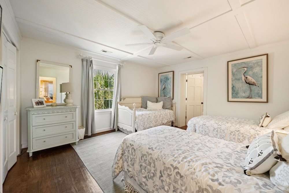 Relax And Enjoy The Spectacular Views In This Picturesque Home 6 Bedroom Home by Peace Vacations view 4
