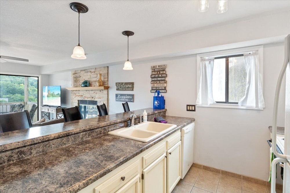 Lakefront Condo w/ Screened Patio, 3 Pools, Boat Slip in Osage Beach