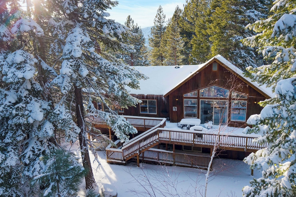 Cherry Hills Spacious Tahoe Cabin With Deck, Fireplace & Open Interiors