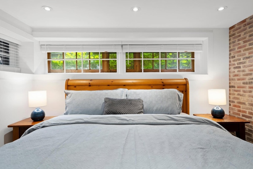 Luxurious Lower Level Apartment Closeto Downtown