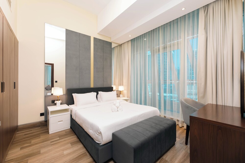 SIMPLY COMFORT Urban Chic Suites in J One Tower City & Canal Views