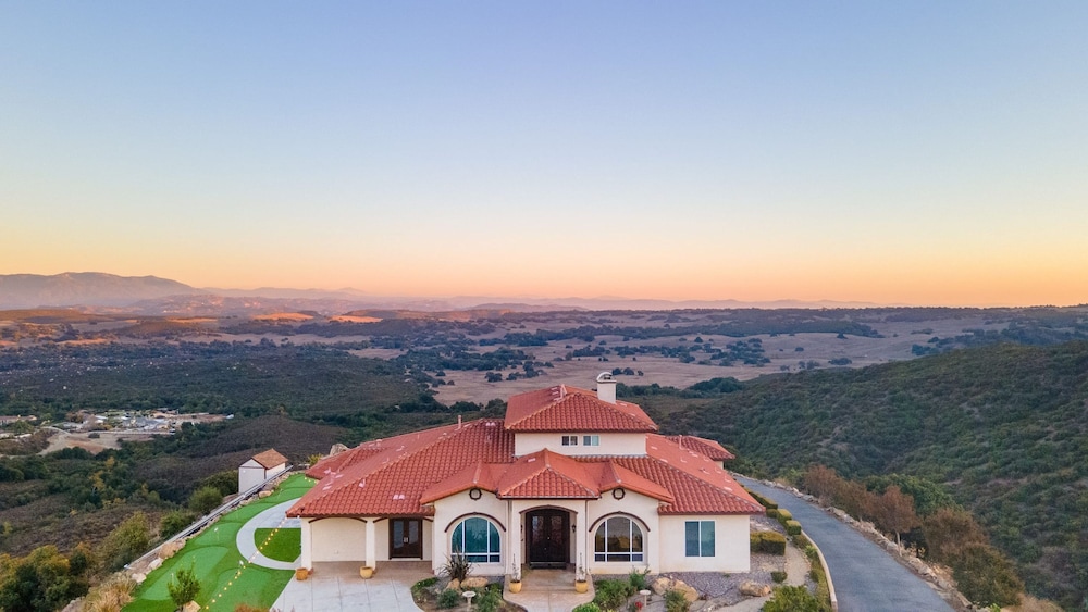 Colina by Avantstay Secluded Mountain Top Oasis w Pool Hot Tub Putting Green