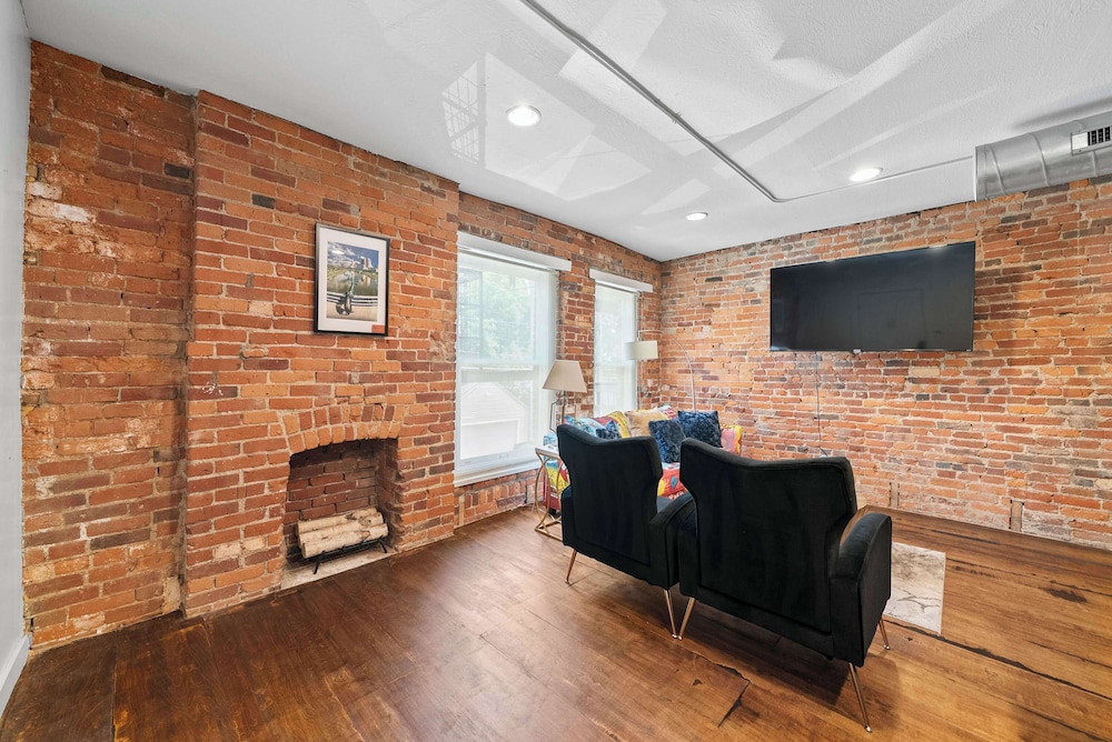 Short North Lounge Stay for 2
