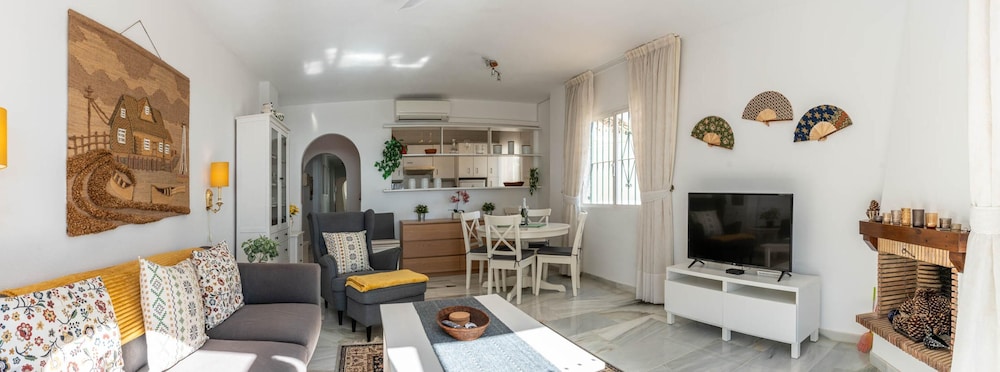 Lovely 2-bed Calahonda Apartment sea & Golf Views