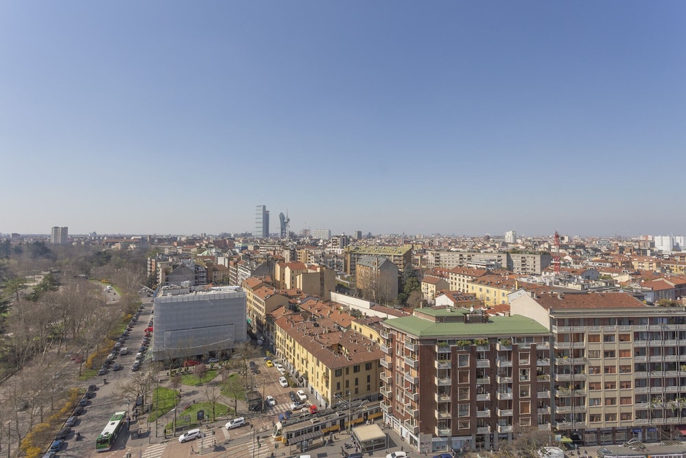 Skyline view Biancamano 1 bdr with balcony by Rentopolis