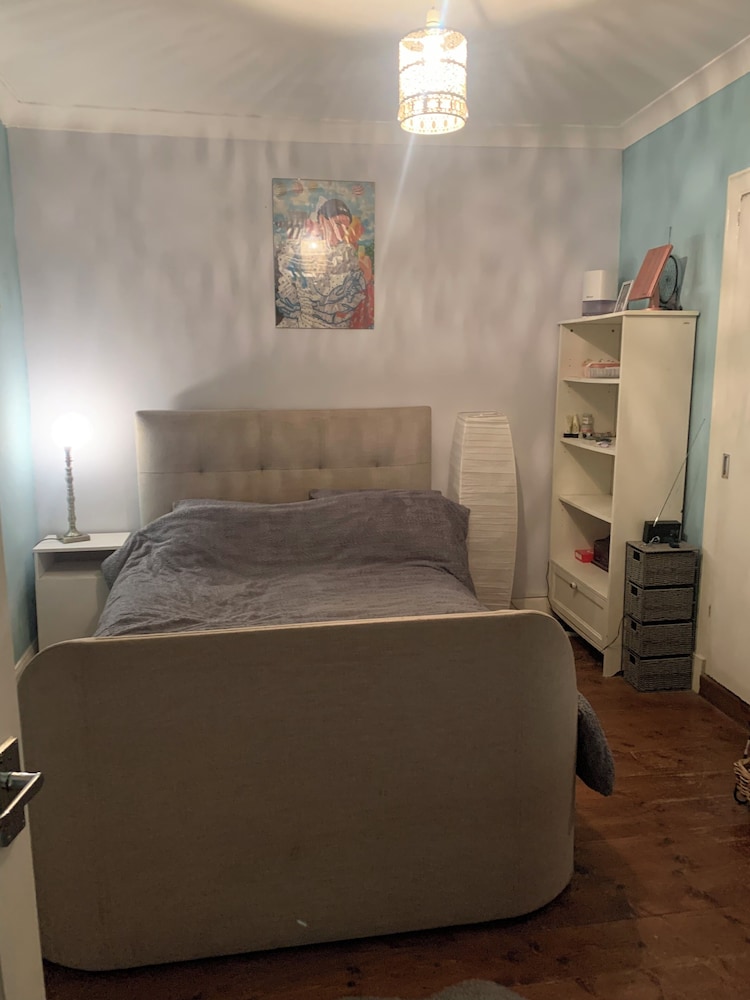 Edinburgh City Escape - Large 1 Bedroom Apartment view 2