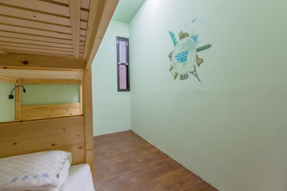 GoldenHouse Hostel