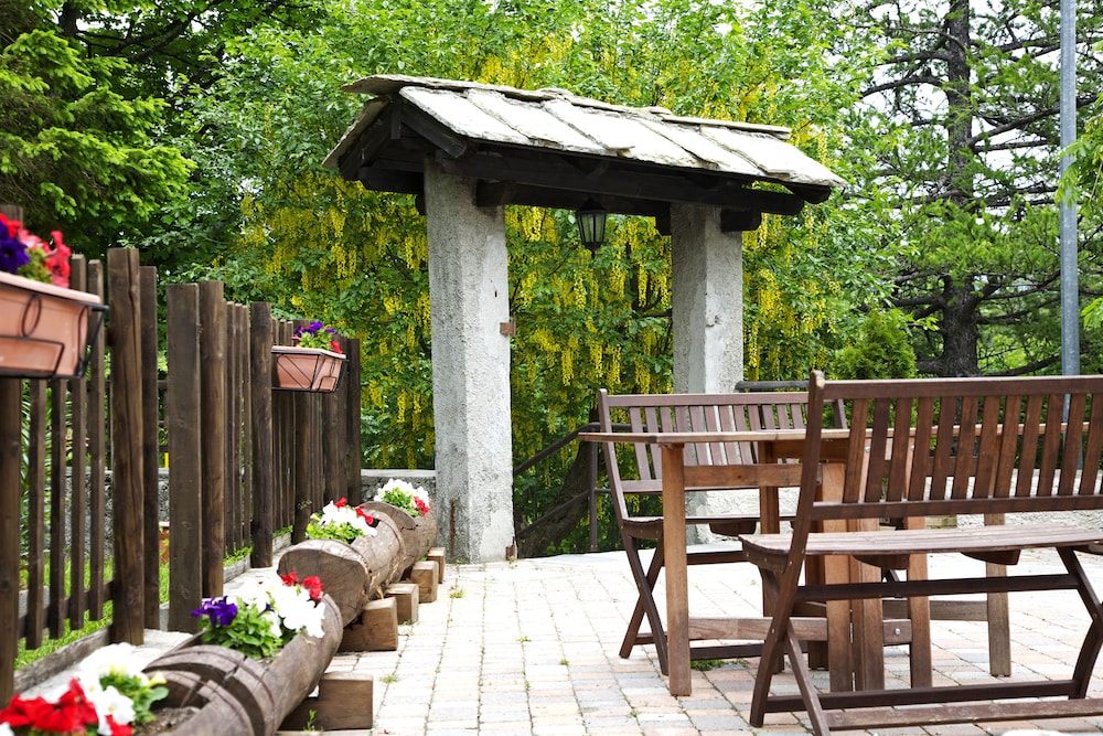 Chalet sul lago Hotel In Montagna