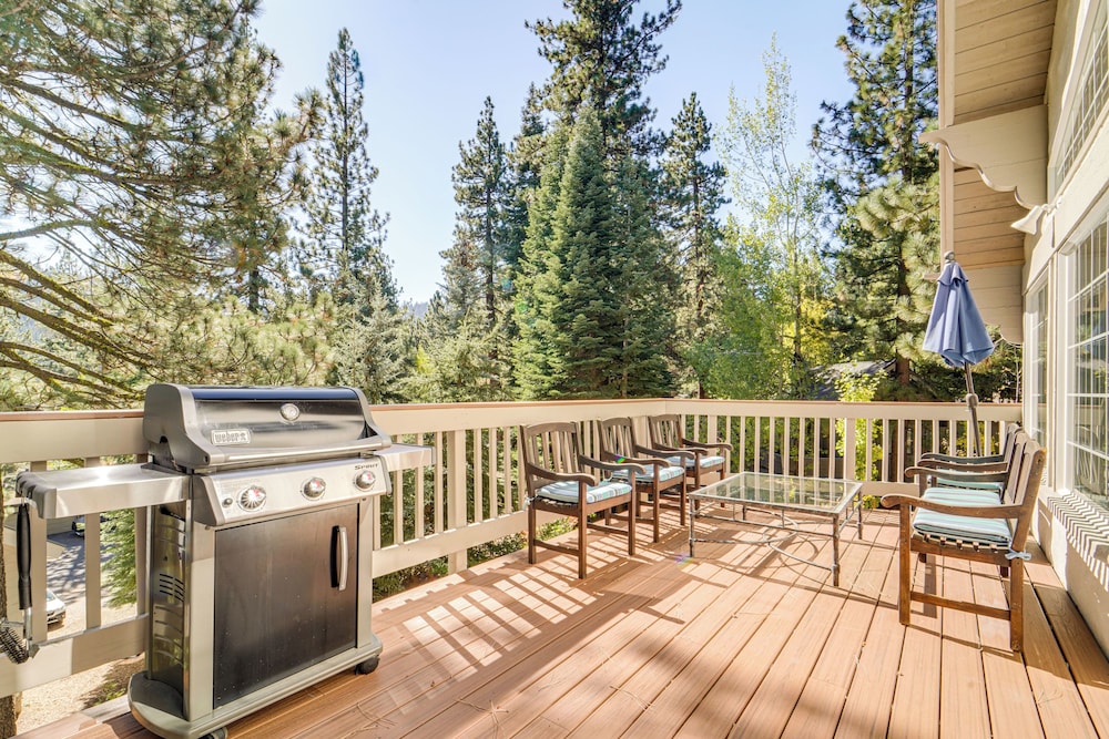 1 Mi to Lift! Olympic Valley Chalet w/ Hot Tub