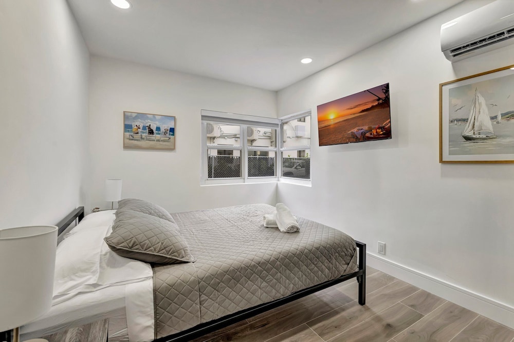 Sophisticated 2BR1BA Short Walk to Beach