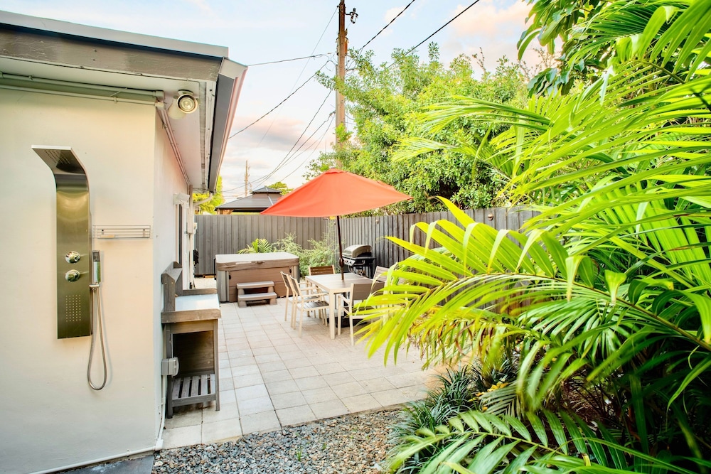 Walk to Wilton Drive - Spacious Quiet Villa 2 HOT TUB