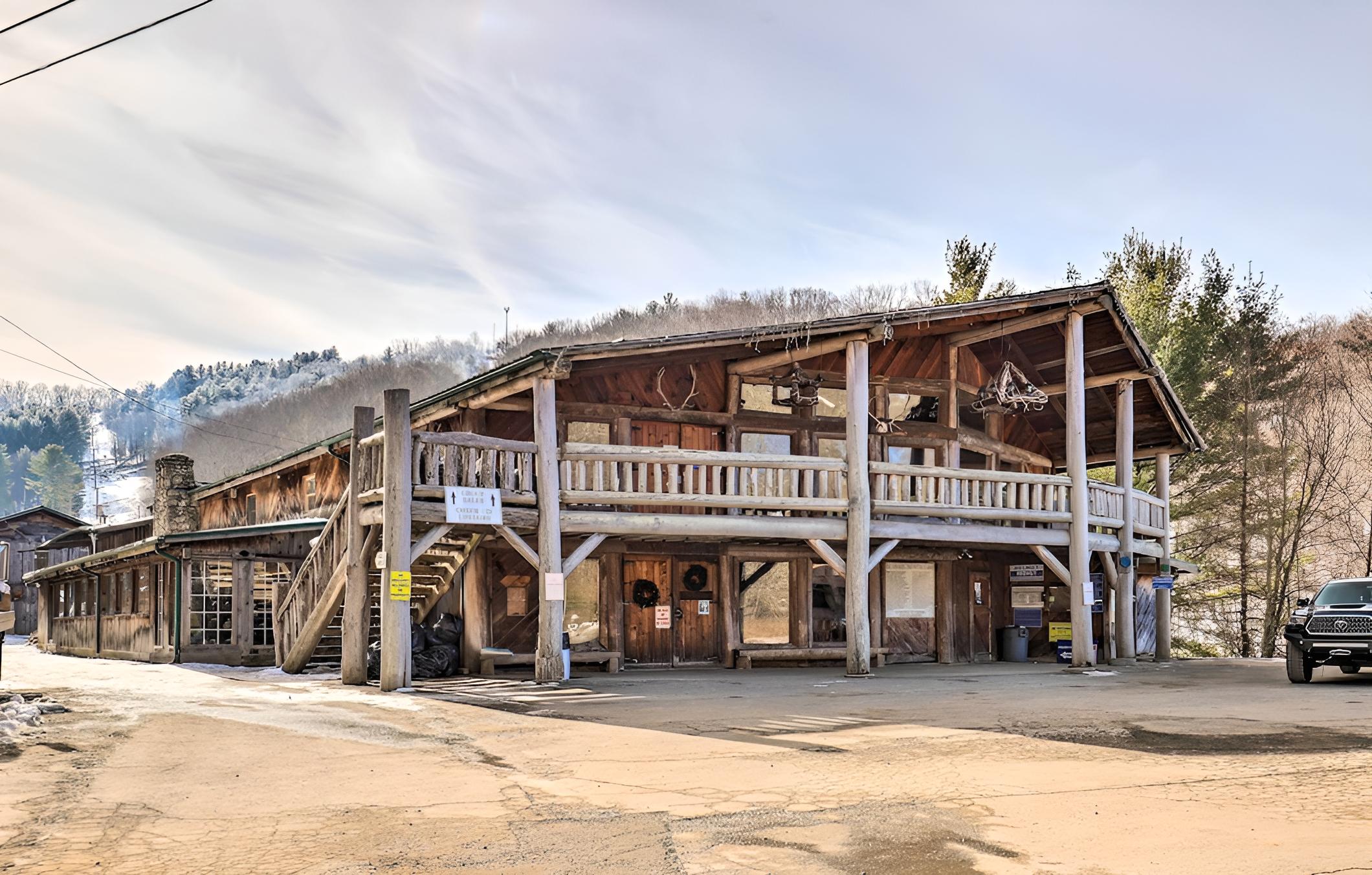 Rustic Mars Hill Cabin: 20 Miles to Asheville!