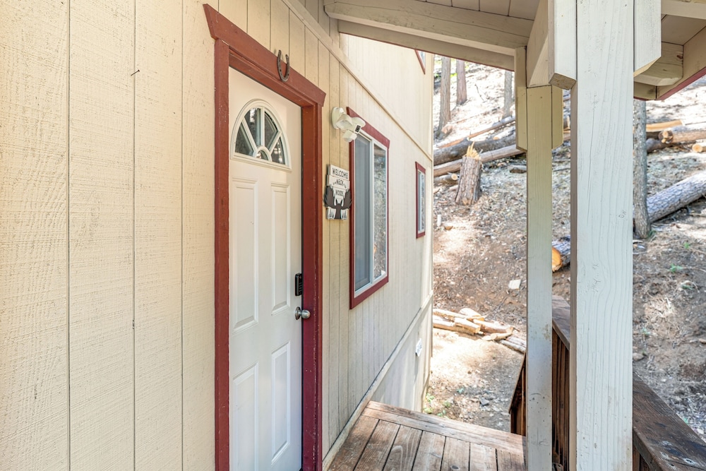 Hike, Swim, Golf: Family Retreat in Arnold!