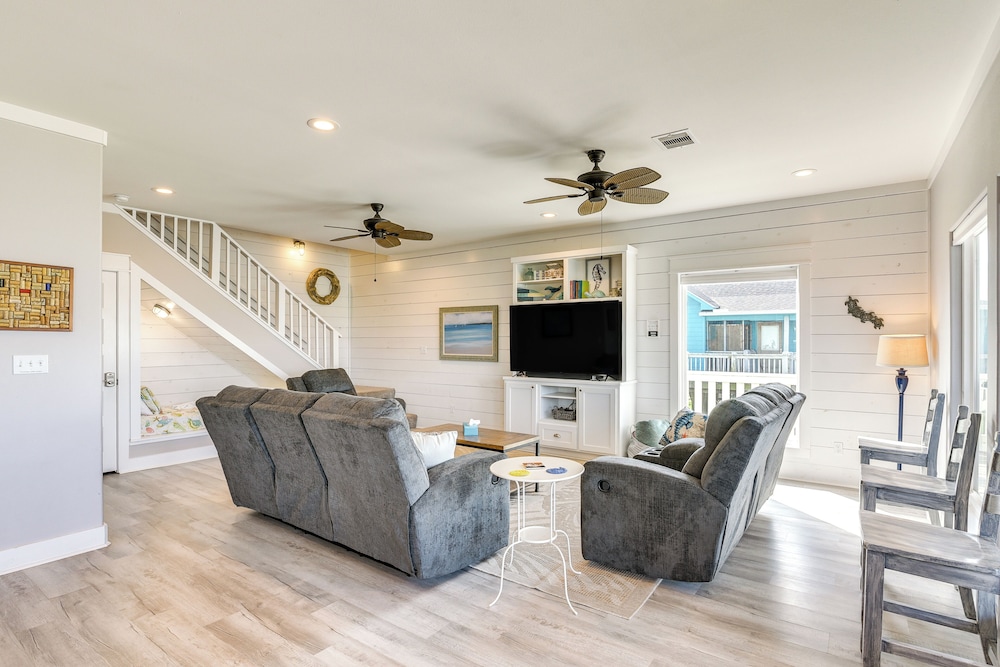 Walk to Coast: Crystal Beach Gem w/ Deck & Views