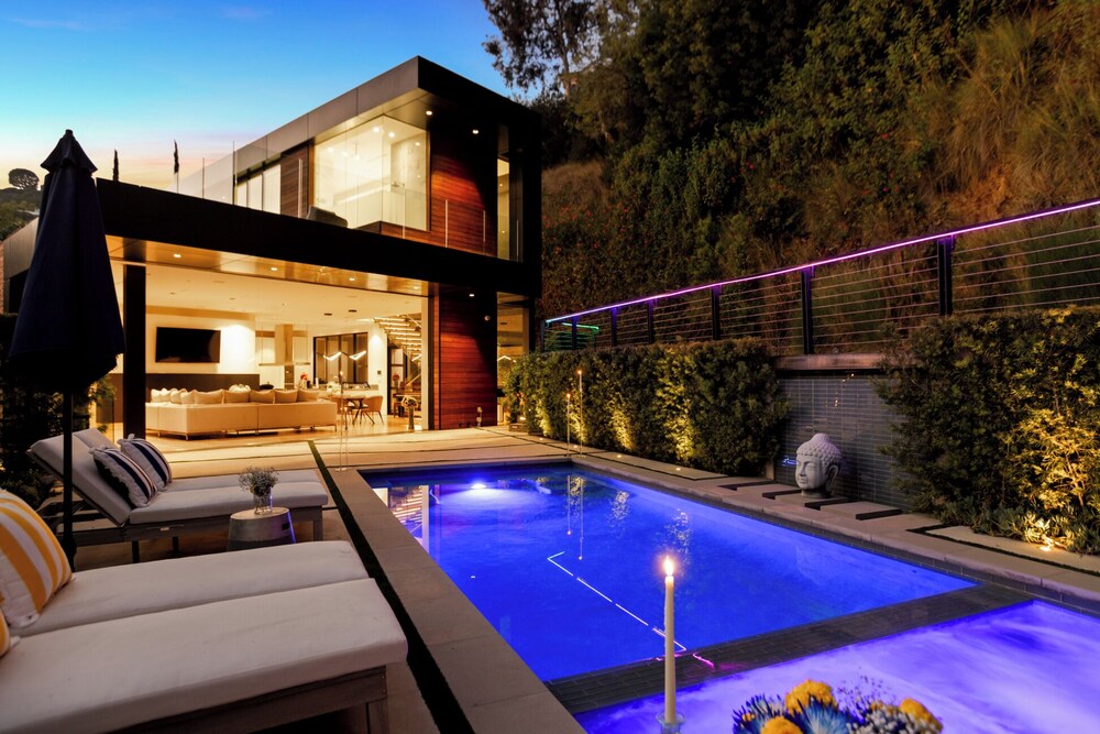 Belfast Estate - Mid-century Meets Modern - Luxe Poolside Villa
