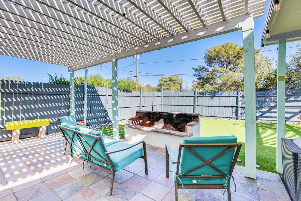 Bar & Fire Pit: Pet-friendly Phoenix 'La Casita'