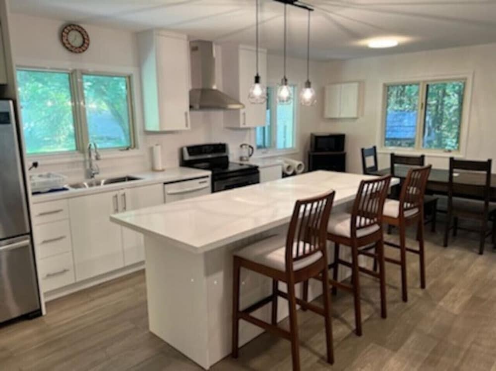 Marmora Hideaway - Peaceful Cottage w Wi-fi Clearwater