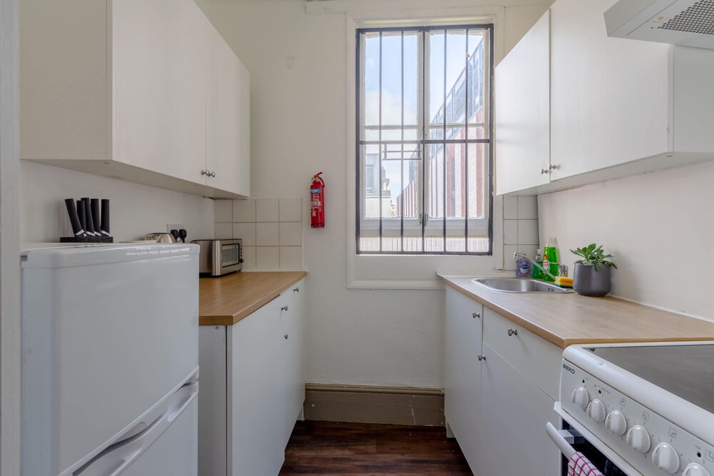 2BD Flat With Private Balcony - Shoreditch