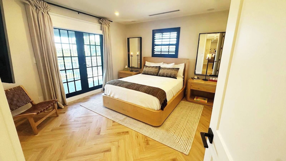 New 5 Bedroom Modern Villa on Golf Course