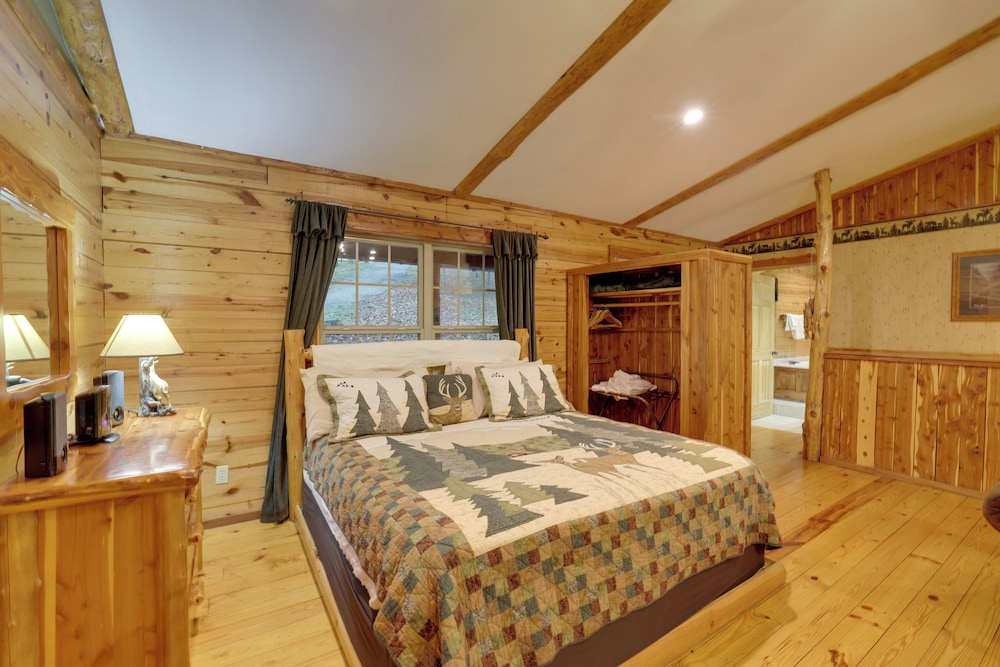 4 Mi to Beaver Lake: Peaceful Log Cabin w/ Deck!