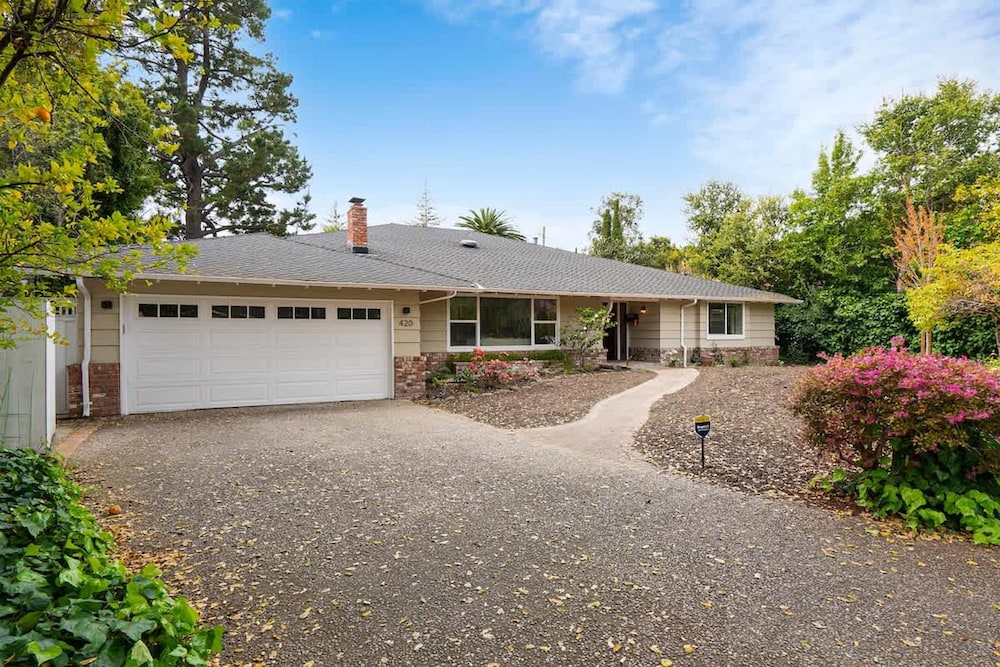 Cozy Modern House in Palo Alto