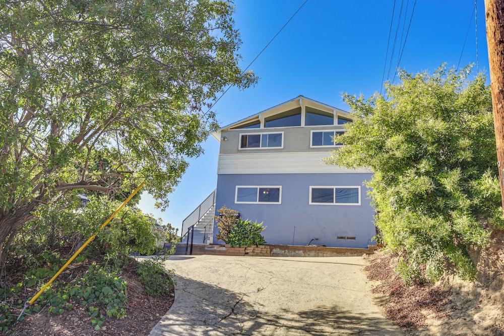 3 Mi to Balboa Park: Water-view Condo w/ Balcony