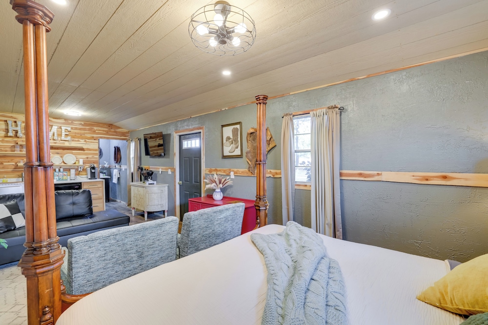 Walk to Grand Lake: Pet-friendly Grove Getaway!
