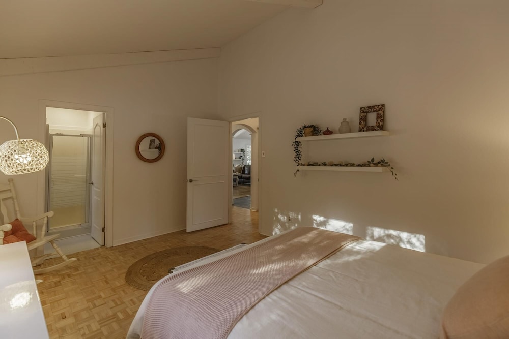 The Otter Lakehouse - Beautiful Cottage on the Lake With Lake Sports Included