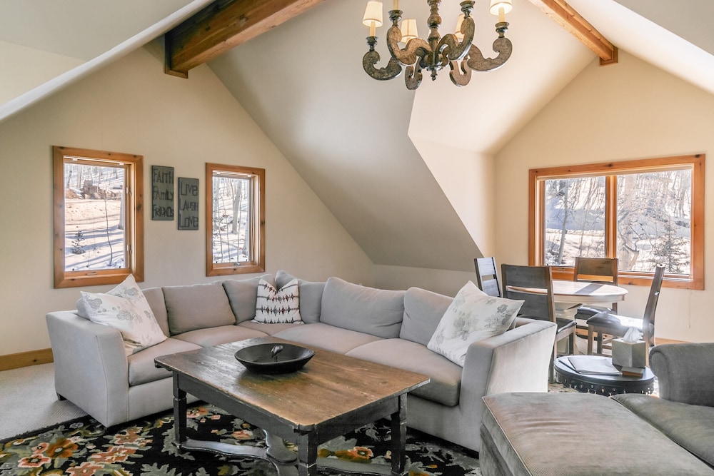 Wapiti Mountain Escape by Avantstay Commanding Views Incredible Home w/ Hot Tub! view 4