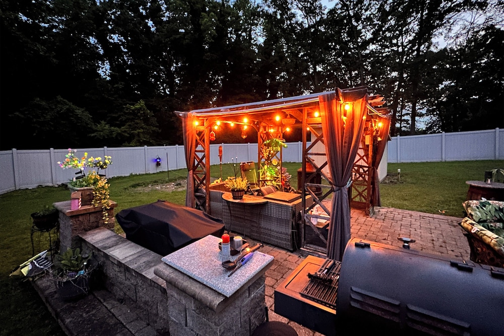 Outdoor Oasis + Hot Tub: Maryland Home w/ Bar!
