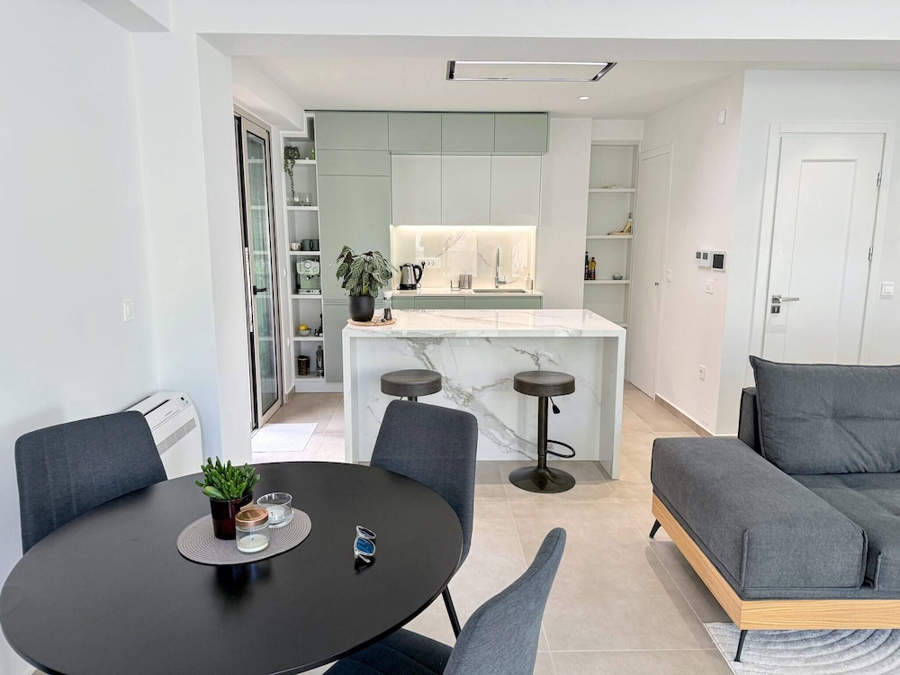 Azure Loft - 3min Walk to Beach, 10min to Old Town