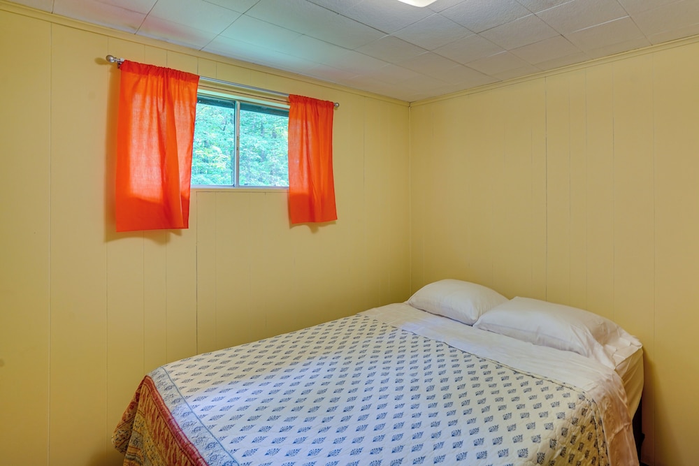 Cozy Becket Cottage Escape w/ Lake Access!