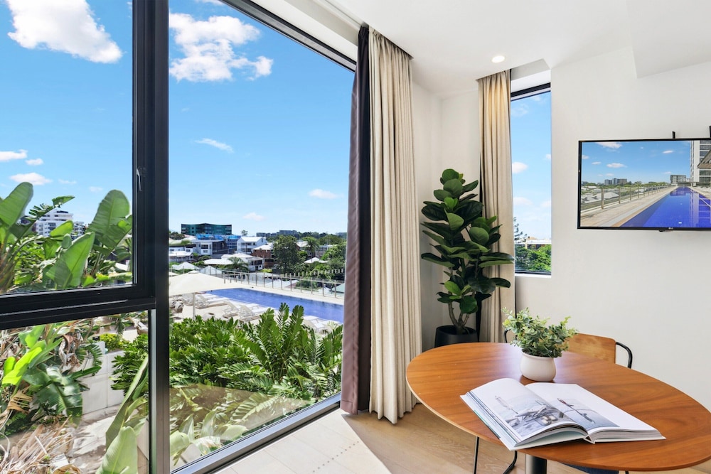 Stunning 1-bed by Victoria Park With Pool & Gym