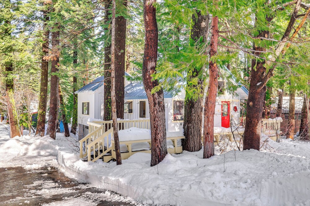 < 2 Blocks to Lake Tahoe: Family Home Near Skiing