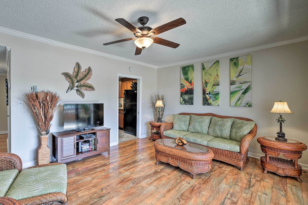 Downtown Air Conditioned Condo: Walk to Beaches